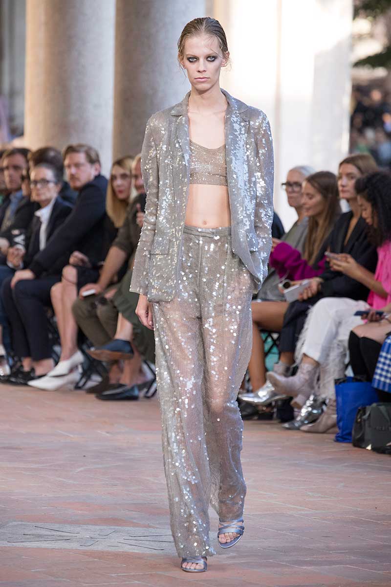 Idee moda adatte per le invitate al matrimonio. Consigli e look