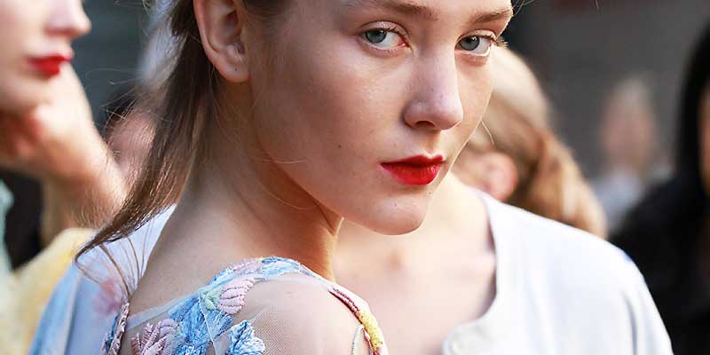 Idee moda adatte per le invitate al matrimonio. Consigli e look.