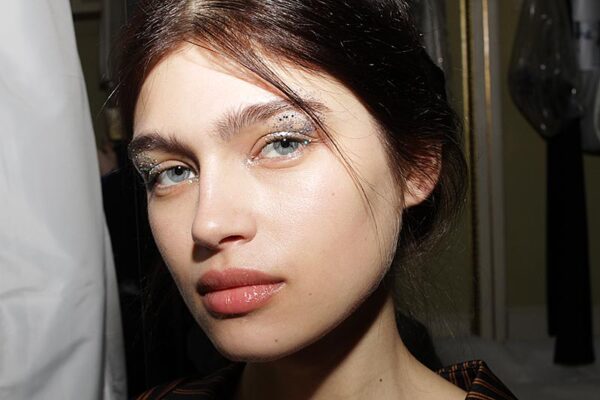 Trucco. Truccare occhi e pelle. Sfilata Genny AI 2018 2019, make-up: Lloyd Simmonds