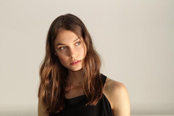 Capelli donna e uomo. Acconciatura pulita e moderna
