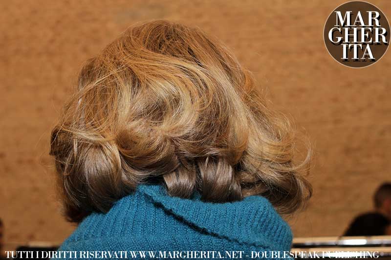 Acconciatura bob in stile retro. Sfilata: Les Copains AI 2018 2019