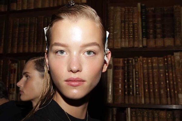 Un look capelli bagnato e riga di lato con James Pecis per Giada Estate 2019