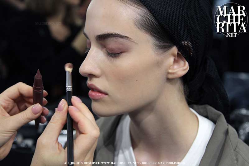 Un trucco ispirato all’Africa e ai colori del safari con Tom Pecheux per Max Mara Estate 2019