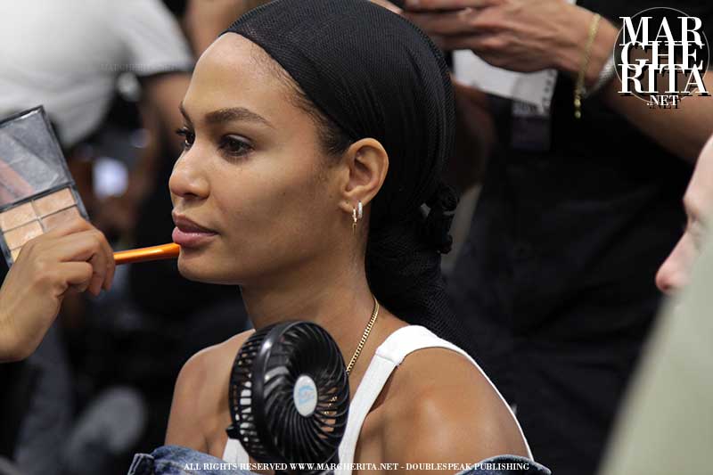 Un trucco ispirato all’Africa e ai colori del safari con Tom Pecheux per Max Mara Estate 2019