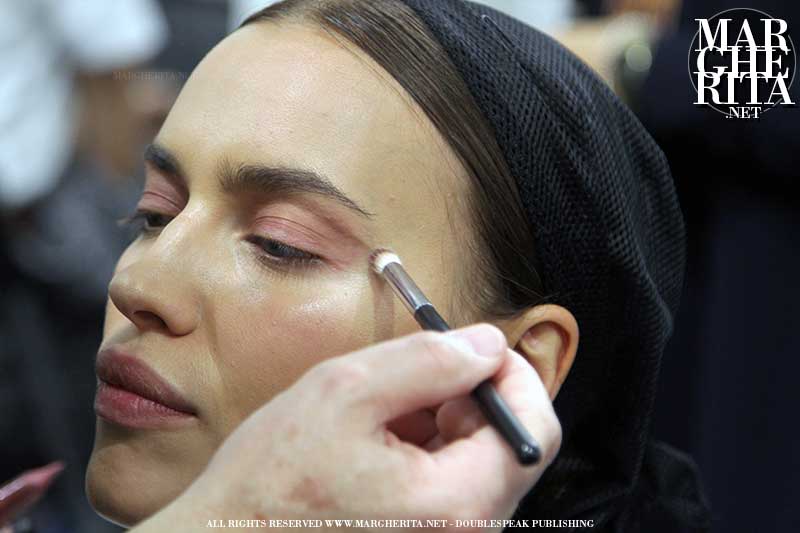 Un trucco ispirato all’Africa e ai colori del safari con Tom Pecheux per Max Mara Estate 2019