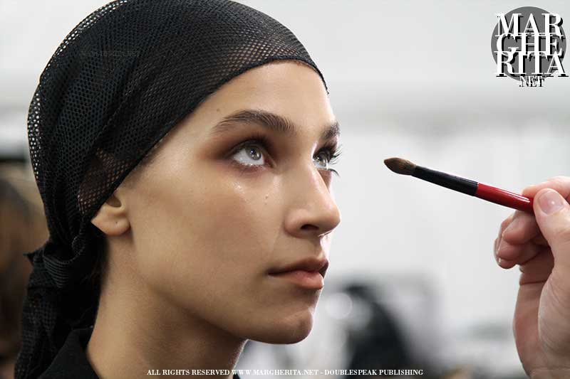 Un trucco ispirato all’Africa e ai colori del safari con Tom Pecheux per Max Mara Estate 2019