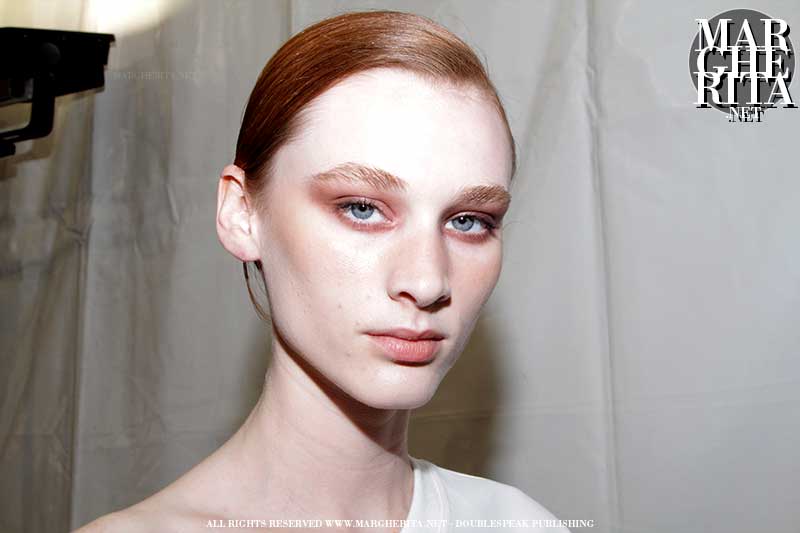 Un trucco ispirato all’Africa e ai colori del safari con Tom Pecheux per Max Mara Estate 2019