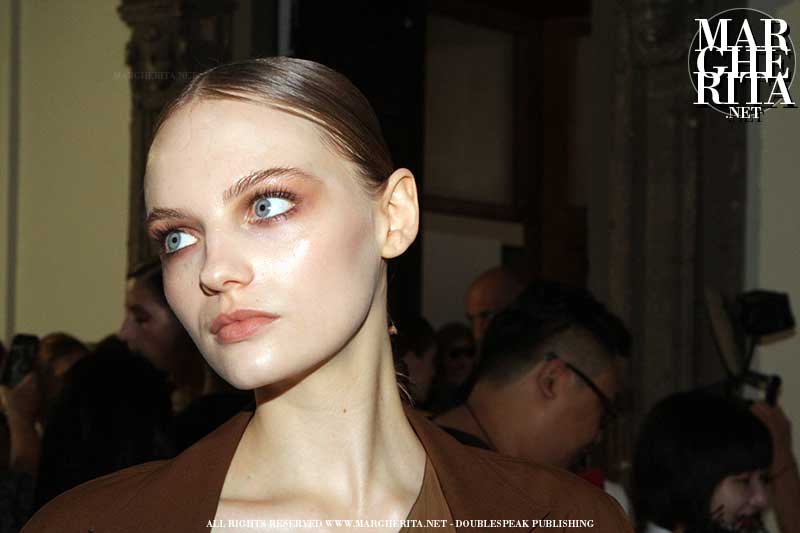 Un trucco ispirato all’Africa e ai colori del safari con Tom Pecheux per Max Mara Estate 2019