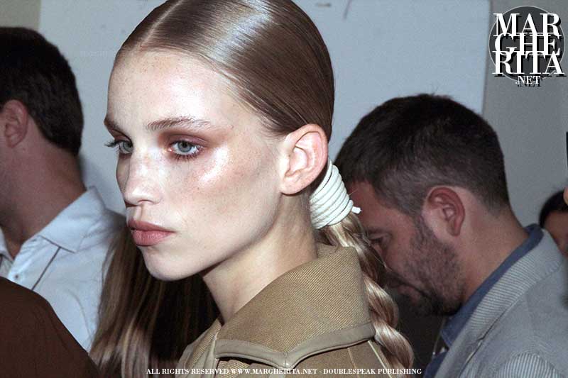 Un trucco ispirato all’Africa e ai colori del safari con Tom Pecheux per Max Mara Estate 2019