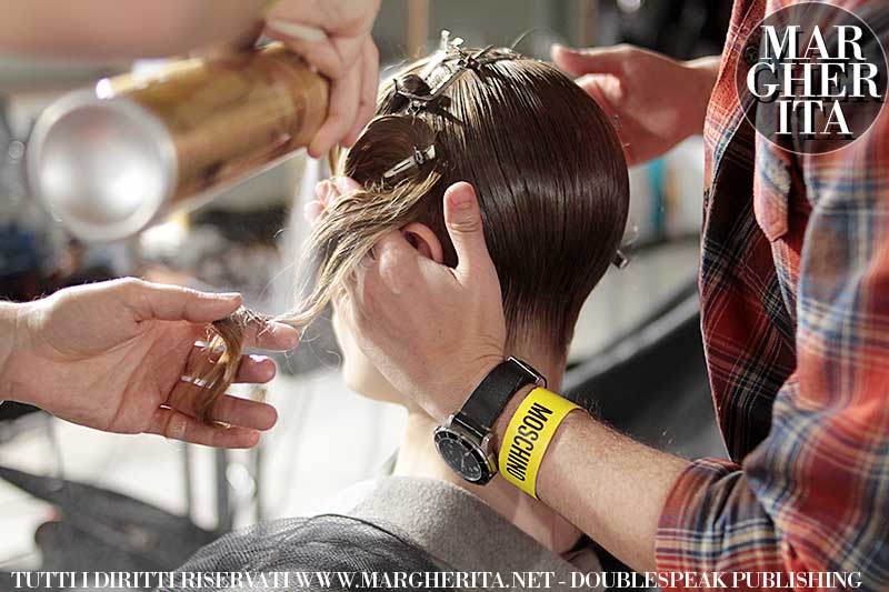 Acconciatura con finger waves. Sfilata: Moschino