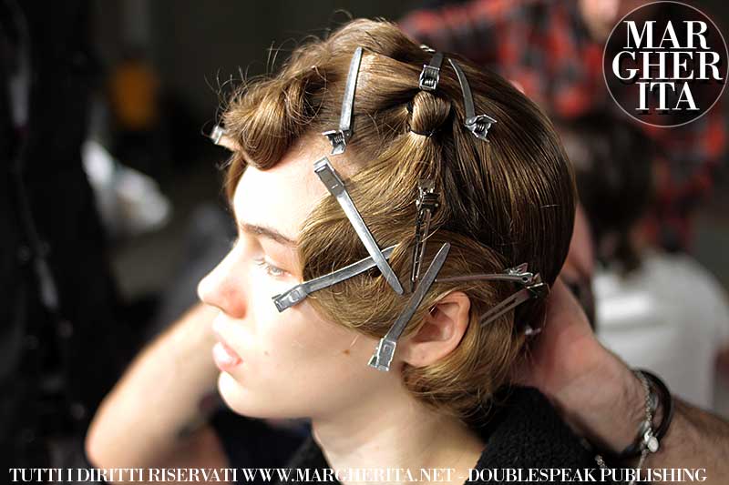 Acconciatura con finger waves. Sfilata: Moschino