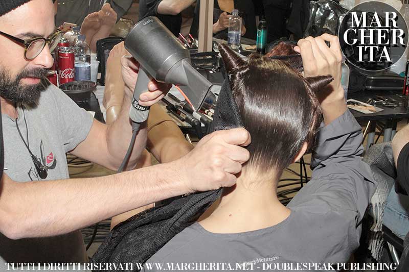 Acconciatura con finger waves. Sfilata: Moschino