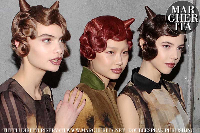 Acconciatura con finger waves. Sfilata: Moschino