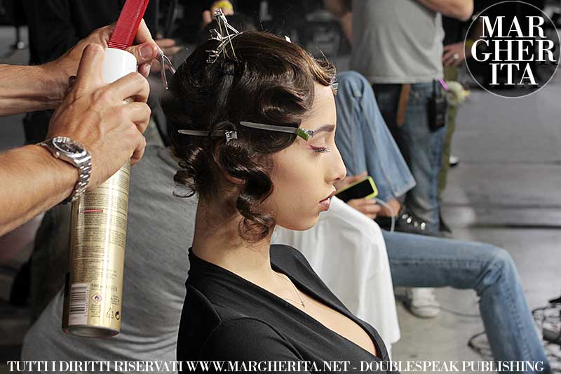 Acconciatura con finger waves. Sfilata: Moschino