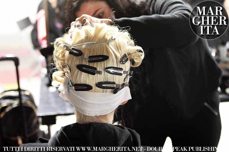 Acconciatura con finger waves. Sfilata: Moschino