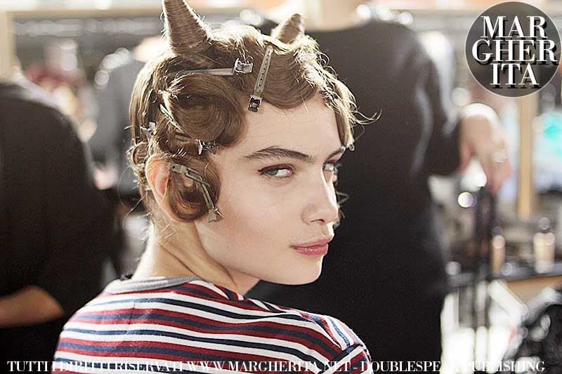 Acconciatura con finger waves. Sfilata: Moschino