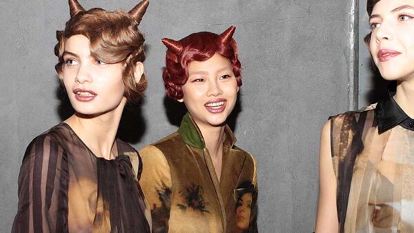 Acconciatura con finger waves. Sfilata: Moschino