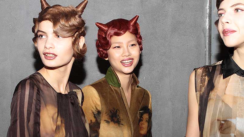 Acconciatura con finger waves. Sfilata: Moschino