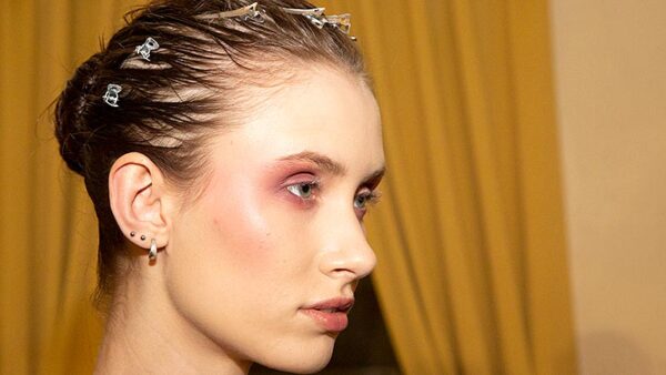 Capelli raccolti grunge e destrutturati