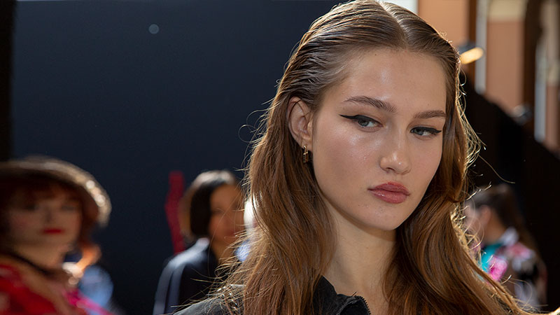 Un eyeliner punk, forte e deciso per Blumarine Estate 2020 con Michele Magnani di MAC