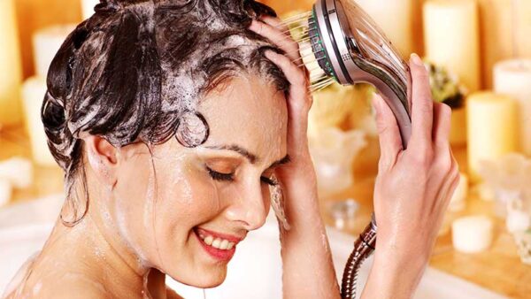 Aggiungi dello zucchero ai tuoi capelli. Lo scrub del cuoio capelluto per una testa sana, capelli più forti e una crescita più veloce