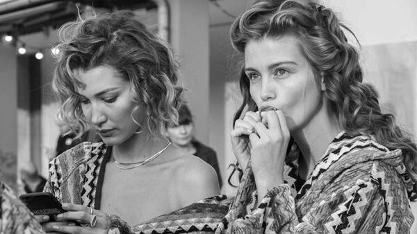 Foto tagli capelli corti donna estate 2020 - Backstage Missoni Foto Charlotte Mesman