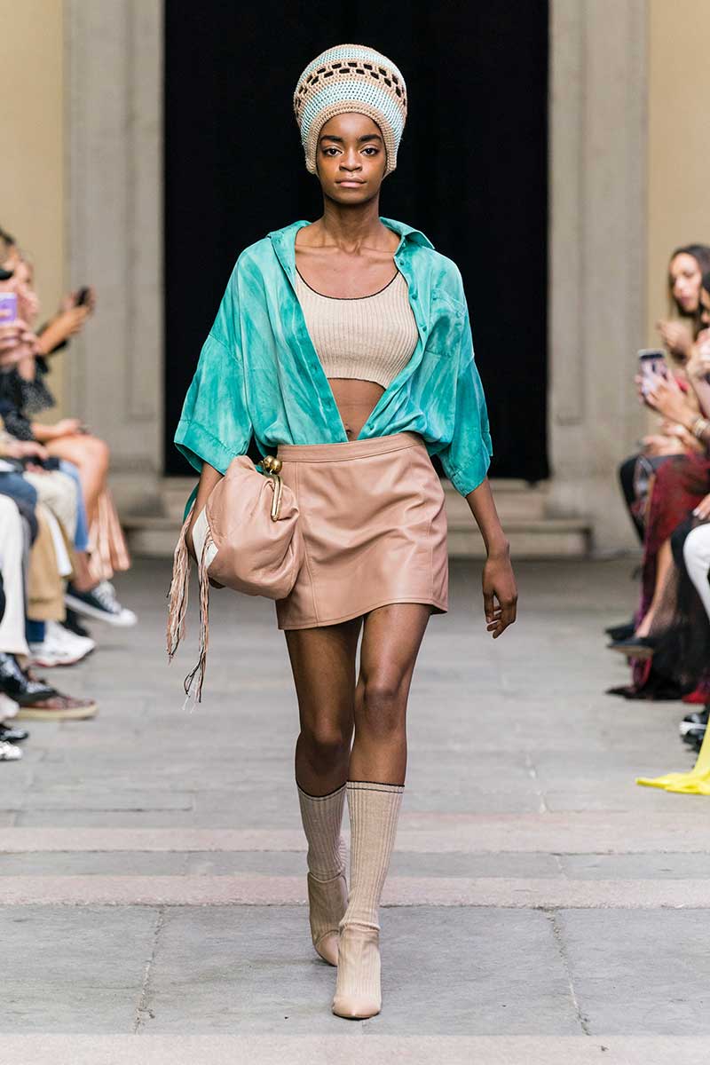 Tendenze moda 2020 pelle e finta pelle. Sfilata Cristiano Burani primavera estate 2020