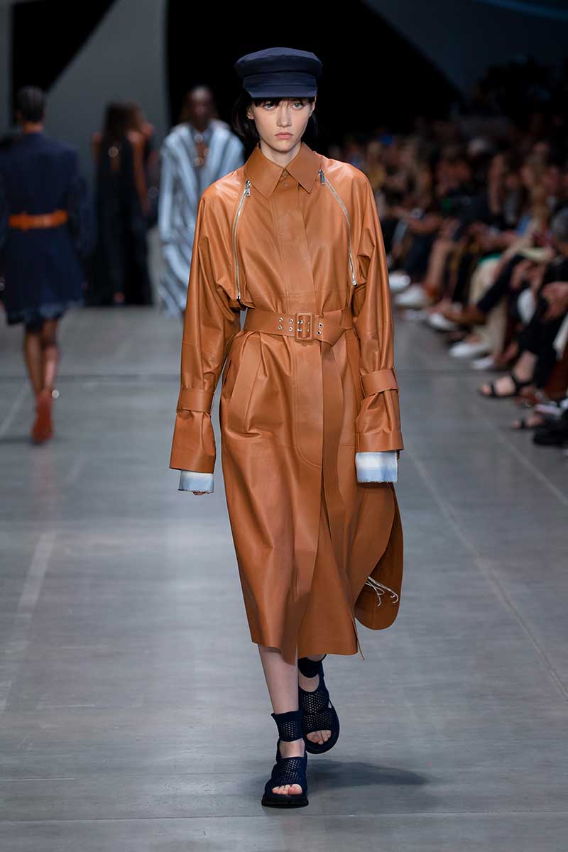 Tendenze moda 2020 pelle e finta pelle. Sfilata Sportmax primavera estate 2020