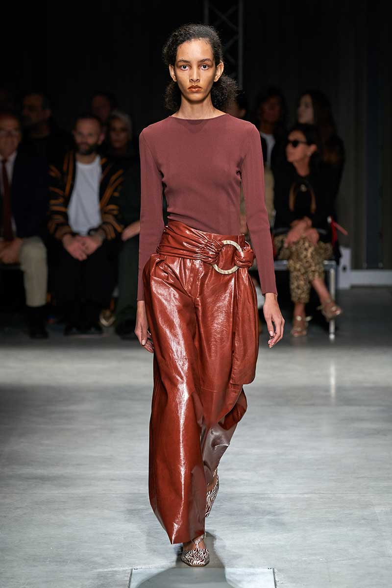 Tendenze moda 2020 pelle e finta pelle. Sfilata Drome primavera estate 2020