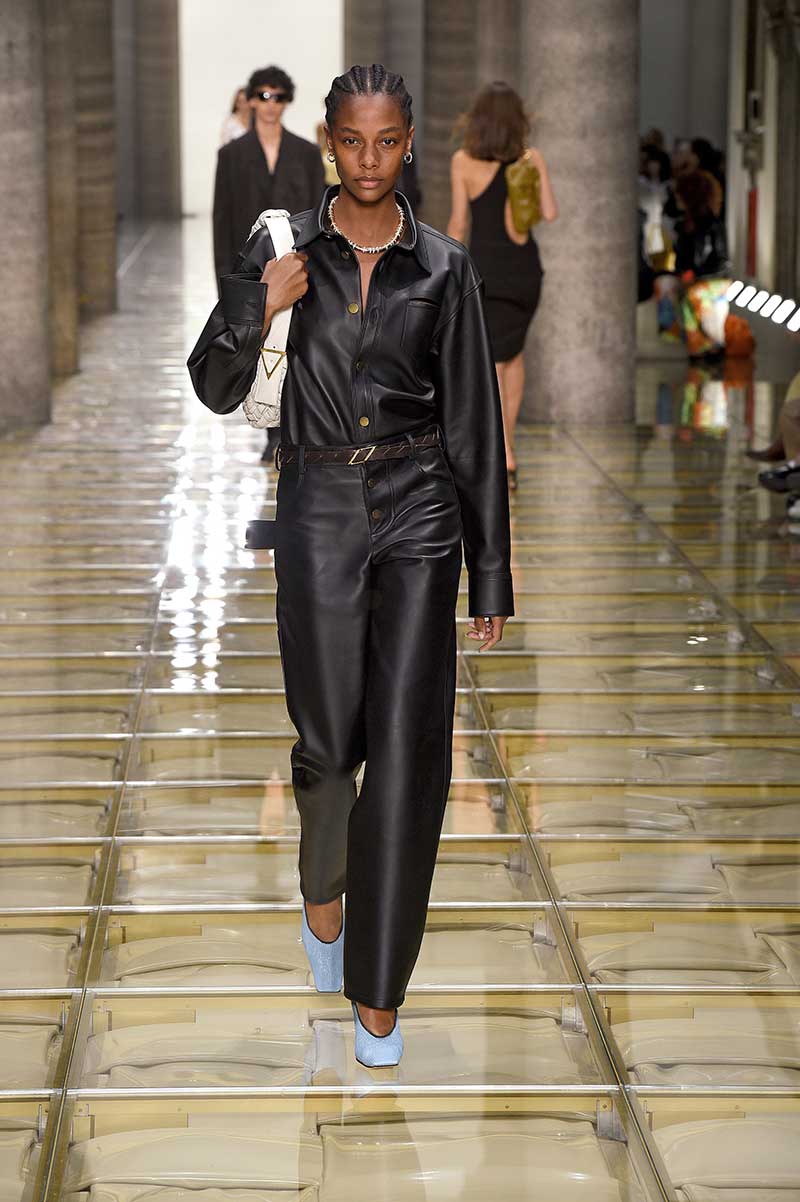 Tendenze moda 2020 pelle e finta pelle. Sfilata Bottega Veneta primavera estate 2020