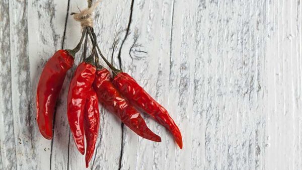 Dieta mediterranea: mangiare peperoncino fa bene al cuore. Il ruolo del peperoncino nella prevenzione di infarto e ictus