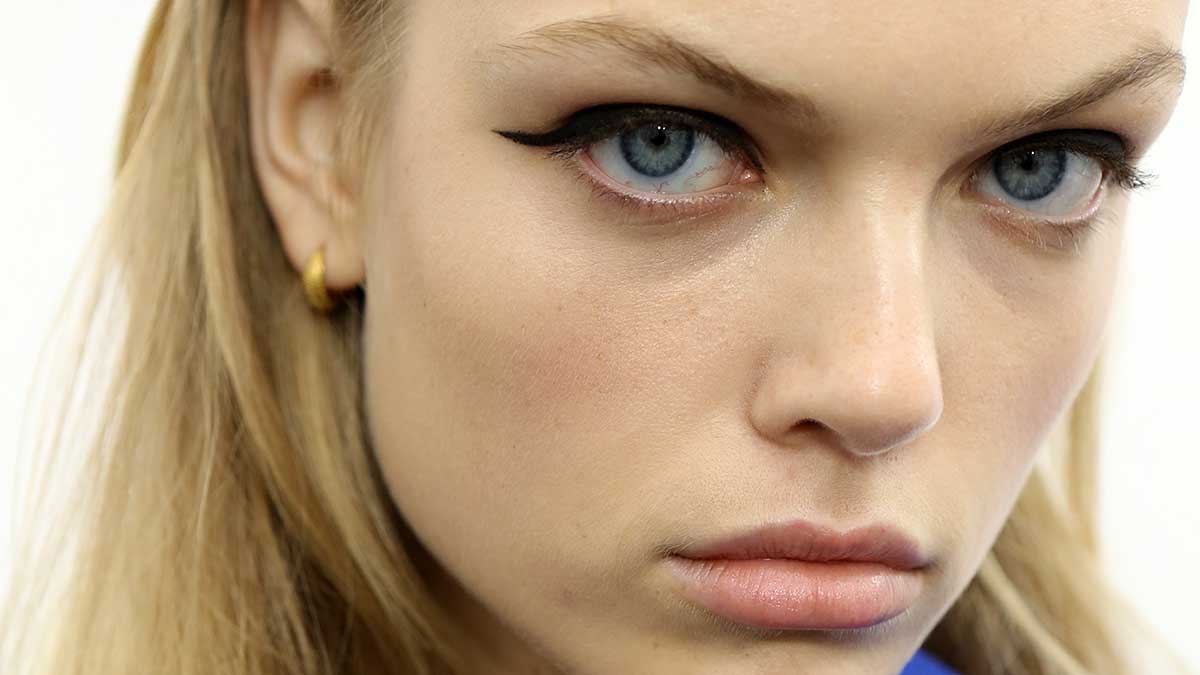 3 volte eyeliner! Trendy eyeliner looks per il trucco primavera estate 2020 - Foto Charlotte Mesman