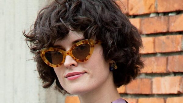 Un taglio di capelli corto e trendy per chi ha i capelli mossi. Per fortuna non tutte le tendenze capelli 2020 prevedono un mullet... Foto Charlotte Mesman