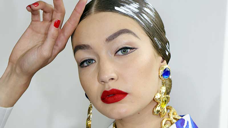 Nuove tendenze trucco primavera 2020: labbra rosse e copracciglia ‘al sapone’. Makeup occhi e labbra al top!