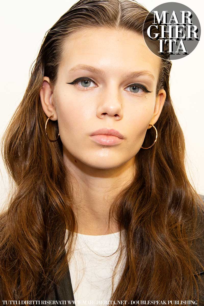 Tendenze trucco PE 2020. Pelle luminosa e eyeliner strong