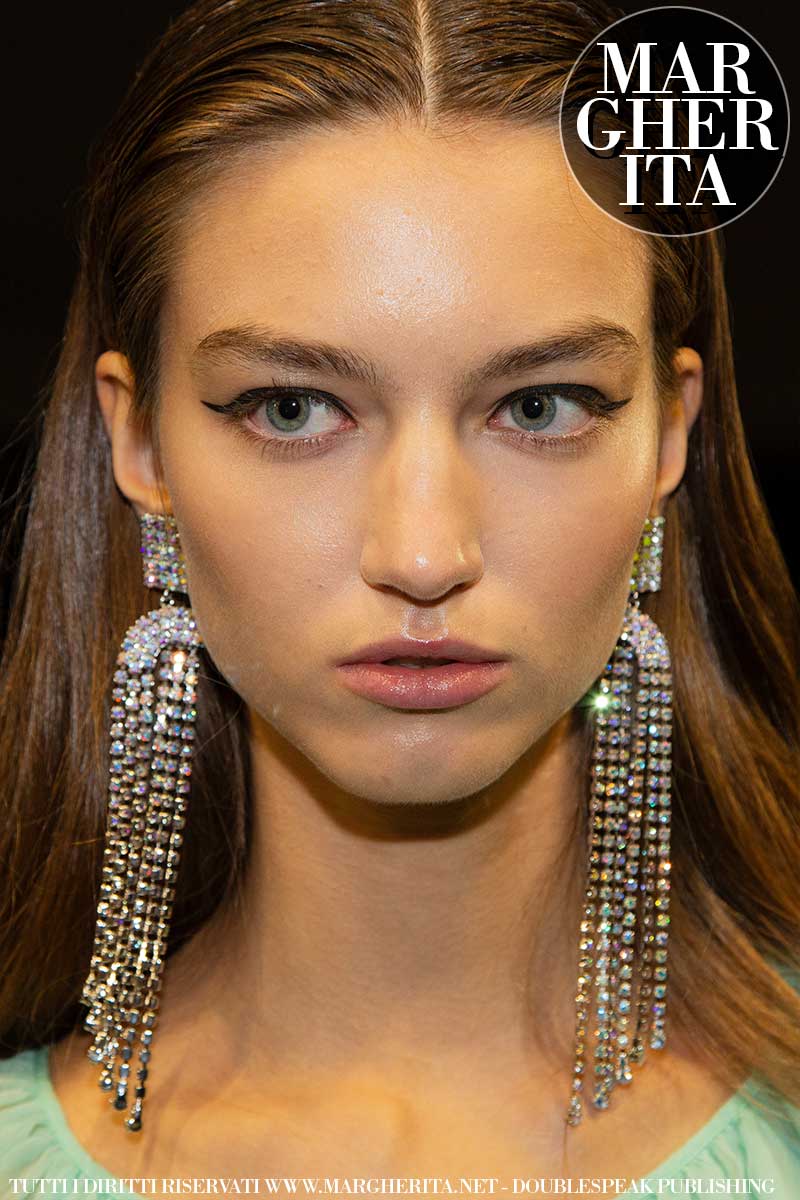 Tendenze trucco PE 2020. Pelle luminosa e eyeliner strong