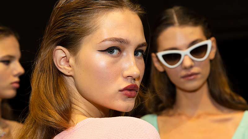 Tendenze trucco PE 2020. Pelle luminosa e eyeliner strong