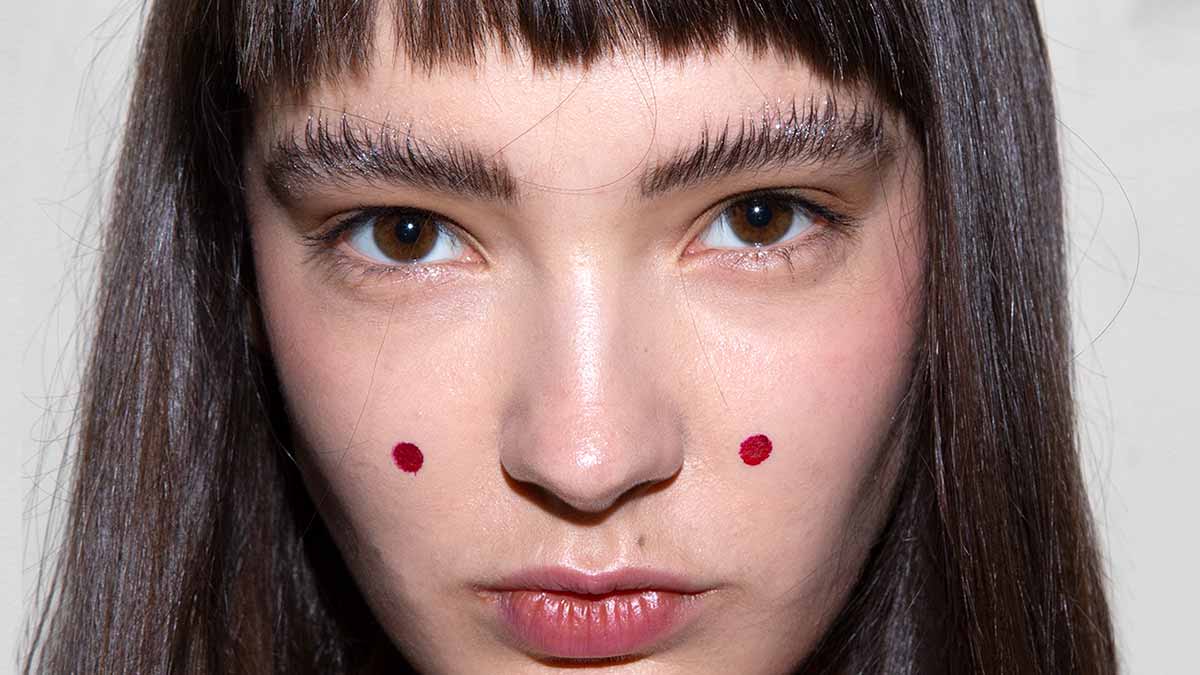 Tendenze makeup trucco sopracciglia 2020. Sfilata: Stella Jean. Make-up: Michele Magnani. Foto: Charlotte Mesman