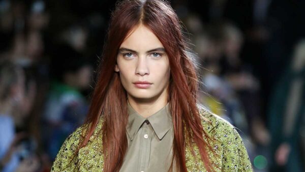 I capelli estate 2020. Le tendenze colore capelli per la primavera estate. Novità: rosso fragola! Sfilata: Rochas. Foto: Mauro Pilotto. Modella: Nina Marker