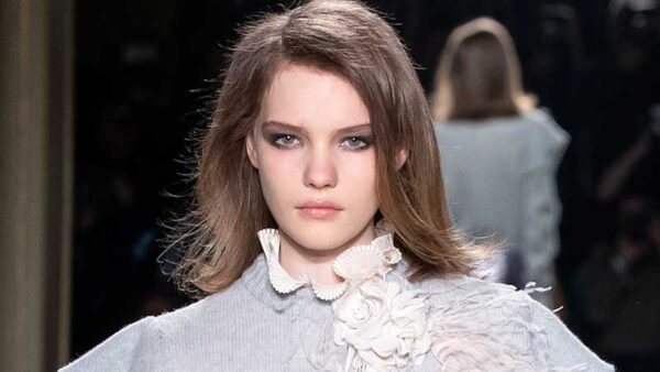 Tendenze capelli 2020. Torna la frangia laterale!