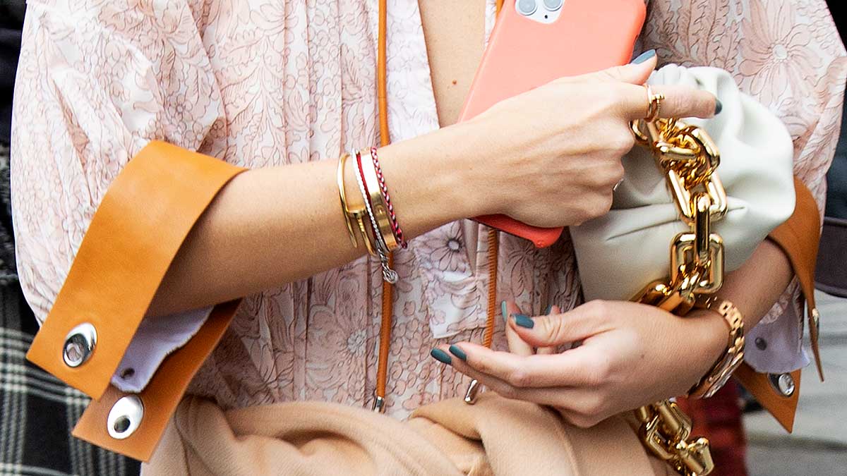 Accessori estate 2020. Tendenze borse e i consigli per portare con stile quelle borse così grandi... Foto Charlotte Mesman