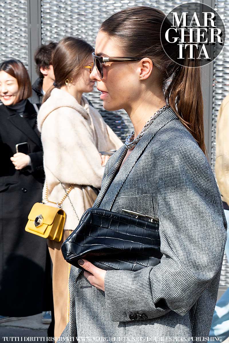 Accessori estate 2020. Tendenze borse e i consigli per portare con stile quelle borse così grandi... Foto Charlotte Mesman