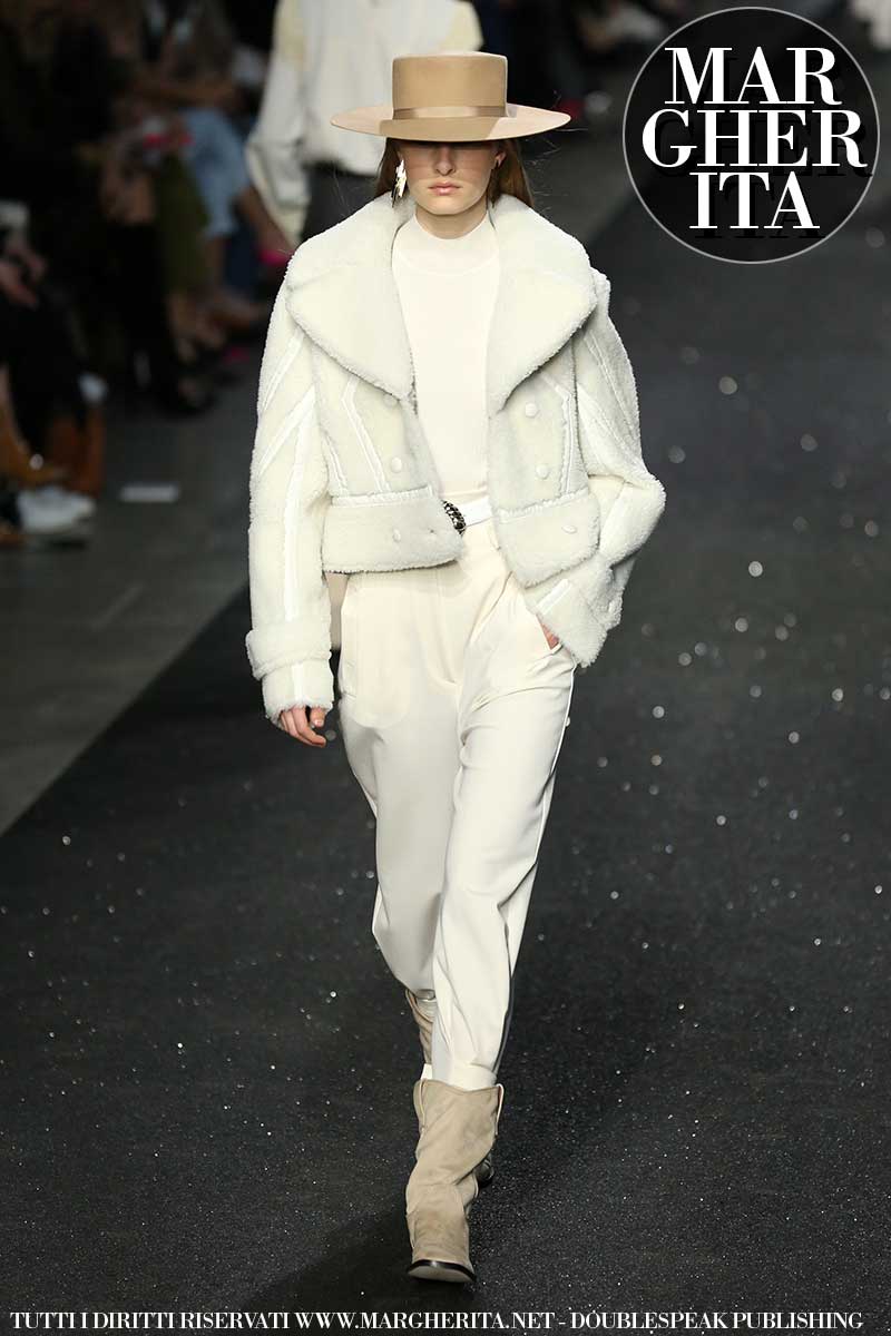 Trend Alert. Il bianco per un look attuale e leggero per la primavera estate 2020. Sfilata: Alberta Ferretti. Foto: Mauro Pilotto