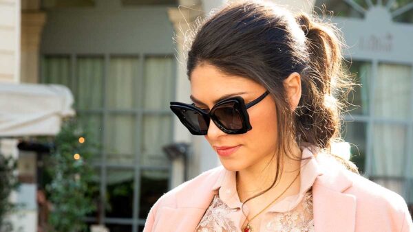 Idee capelli raccolti per la primavera estate 2020. Ima acconciatura facile, sexy, e alla moda! Foto Charlotte Mesman