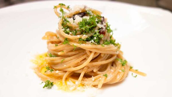 Spaghetti aglio olio e peperoncino. Una ricetta classica ma sempre nuova, ecco come la preparano gli chef