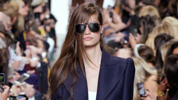 Tendenze acconciature primavera estate 2020. Questa acconciatura è cool! Idee e foto - Foto sfilata Michael Kors