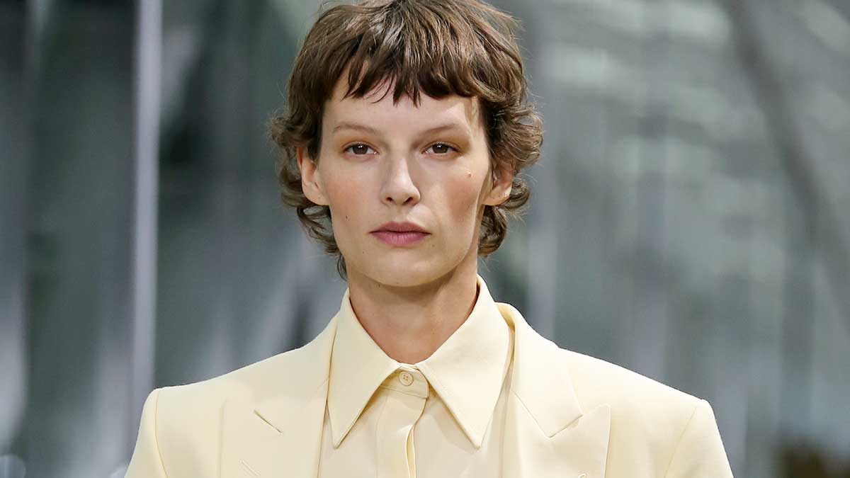 Capelli trendy per l’estate 2020. Le tendenze capelli: una frangia giocosa è trendy! Sfilata lacoste Foto Mauro Pilotto