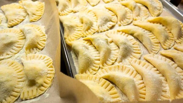 Ravioli ripieni di rucola, feta, grana e scorza d'arancia