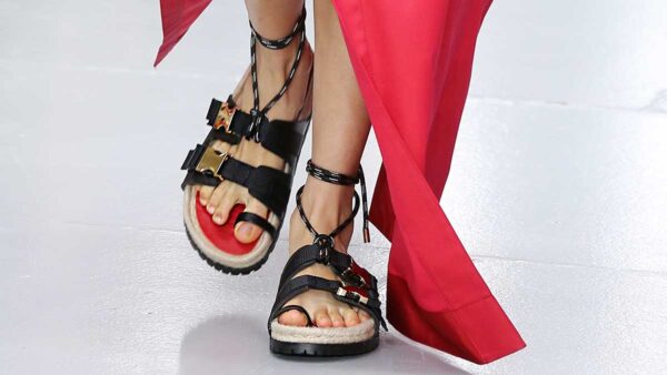 Tendenze scarpe estate 2020. I sandali sono soprattutto ‘brutti’! Ecco come li indosseremo - Sfilata Sacai Foto Mauro Pilotto