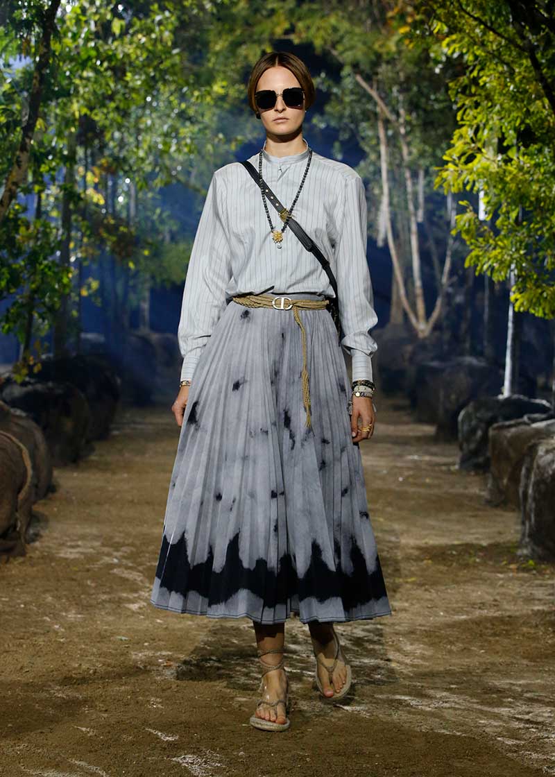 Tendenze moda estate 2020. Un must have: la gonna in denim. Sfilata Dior